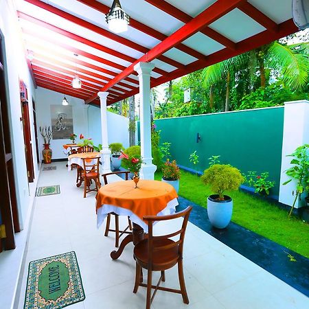 Hotel Ceylonika Rest à Bentota Extérieur photo